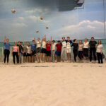 Lernen am außerschulischen Lernort: Volleyballkurs trainiert im Beach Hamburg